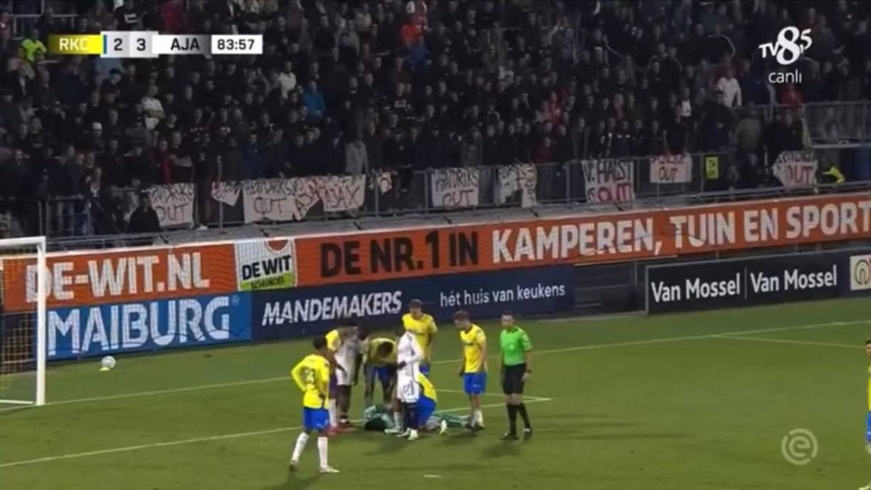 Los compañeros del arquero pidieron rápidamente la atención médica, quienes ingresaron instantáneamente al terreno de juego para atender al guardameta.