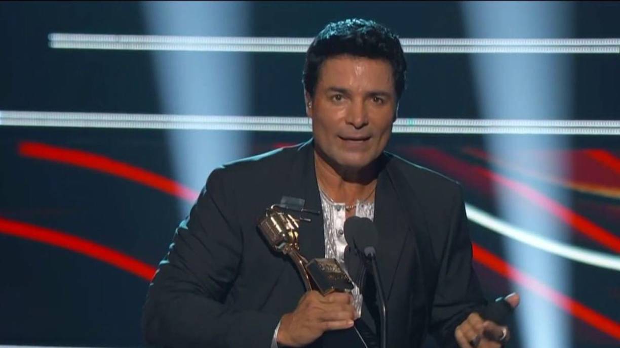 La actriz Jacky Bracamontes fue la encargada de anunciar el Premio Icono que se le otorgó entre sonoros aplausos y ovaciones el boricua Chayanne.