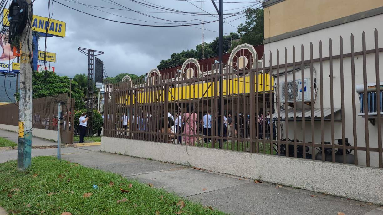Trabajadores de distintas empresas debieron evacuar los edificios.