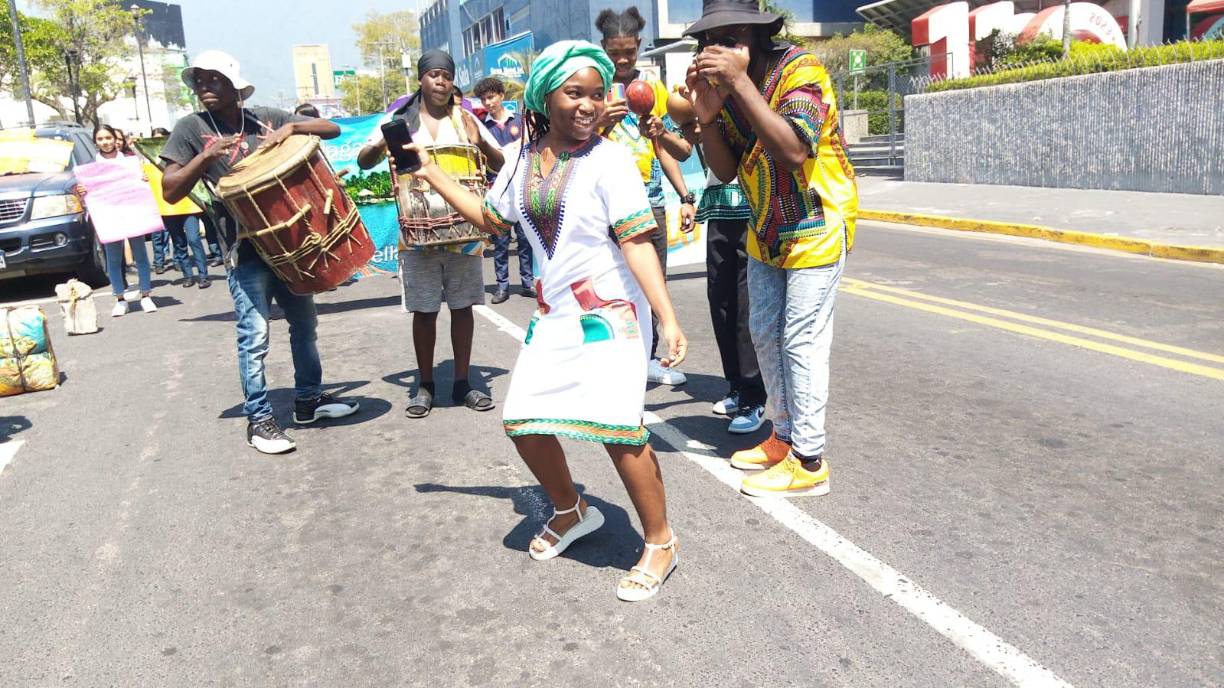 La herencia garífuna es rica y diversa, con una fuerte influencia de las culturas africanas y caribeñas. Los garífunas tienen una lengua propia, el garífuna, que es una mezcla de varias lenguas africanas y del español y el francés, y que es reconocida como Patrimonio Cultural Inmaterial de la Humanidad por la UNESCO.La música y la danza son una parte muy importante de la herencia garífuna. La punta es uno de los ritmos más populares y se baila en muchas celebraciones y eventos. La ropa y los trajes tradicionales también son muy coloridos y distintivos, con la ropa tejida a mano y decorada con bordados y apliques.