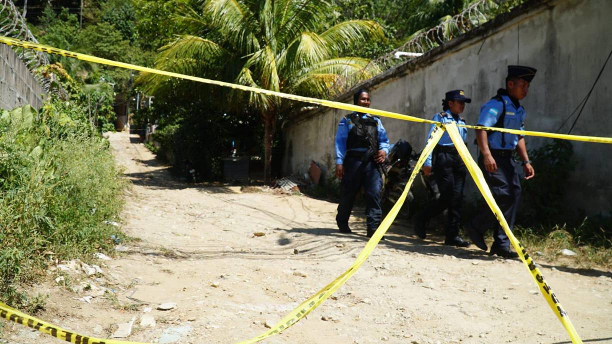 Los agentes de seguridad inspeccionaron la zona en busca de más indicios que serán añadidos a la investigación. 