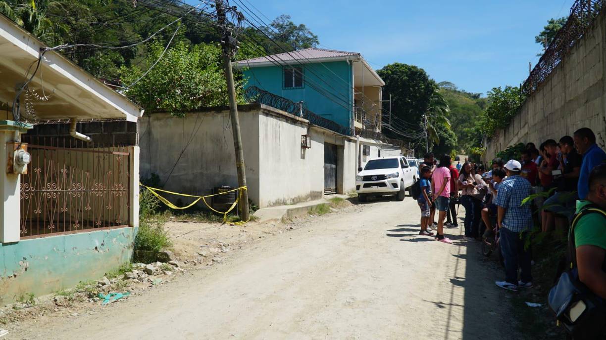 La policía, que llegó en varias patrullas a la escena del doble crimen, indaga un posible móvil pasional. 