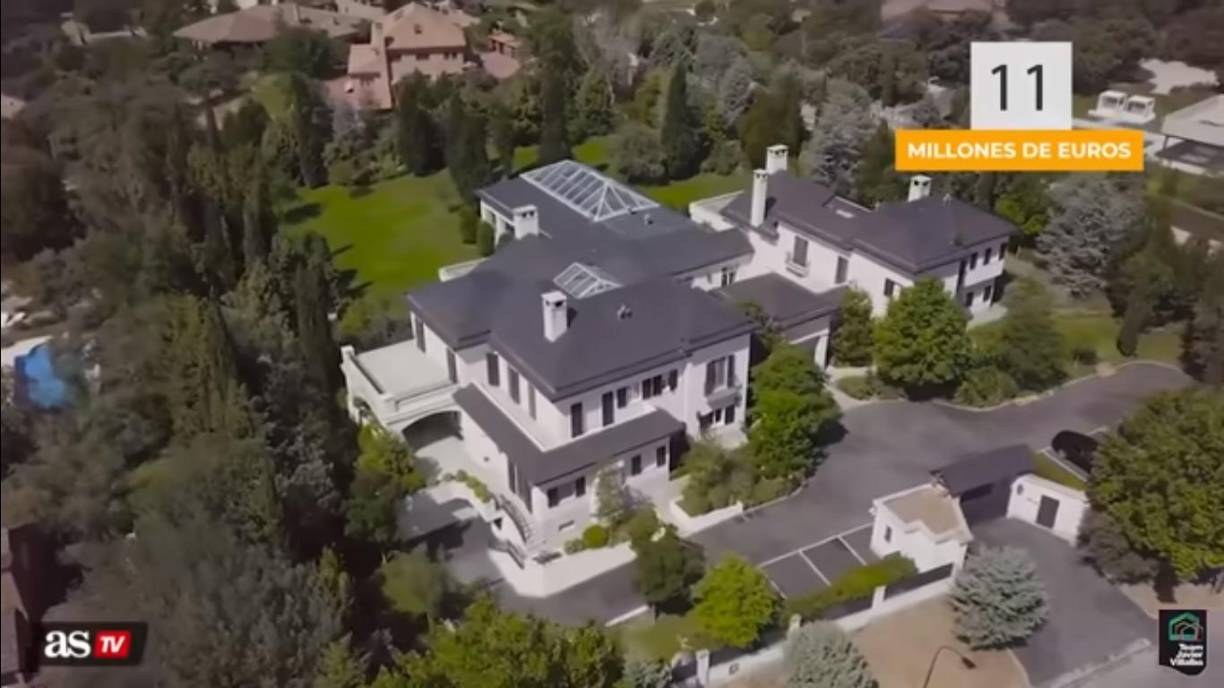 Además incluye campo de golf, gimnasio, sala de cine y un parqueo para siete coches.