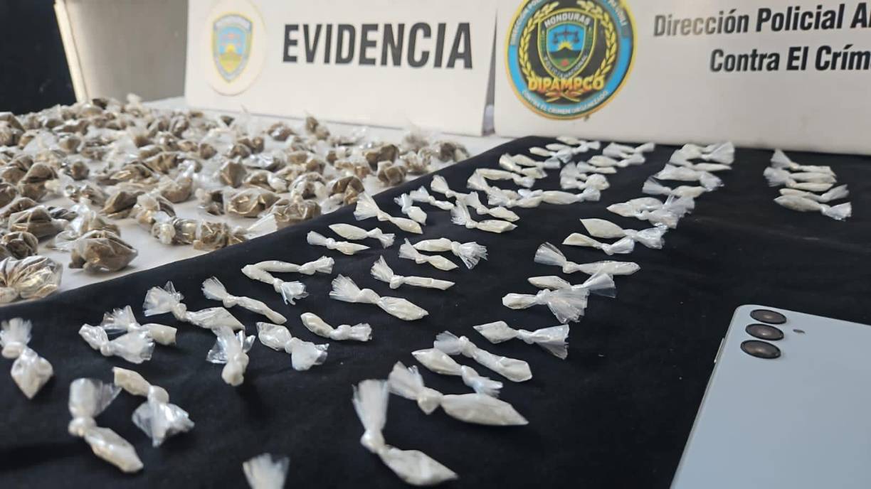 Durante el operativo de captura, las autoridades decomisaron un arma de fuego con su respectivo cargador y varias municiones. 