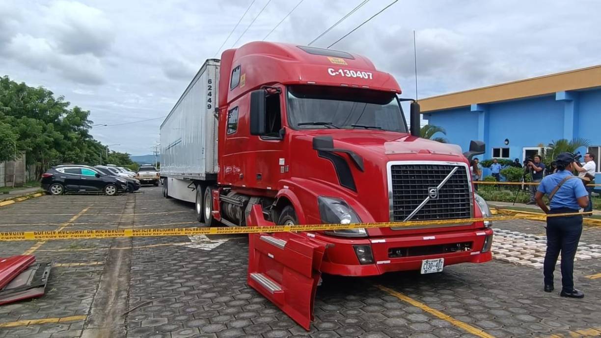 En tanto, durante la inspección del camión fueron hallados, en los tanques del combustible, 237 paquetes rectangulares envueltos con cinta adhesiva y al ser sometidos a la prueba de campo dio positiva a cocaína, pesando 261,3 kilos, precisó Ruiz a través de medios oficiales del Gobierno de Managua.
