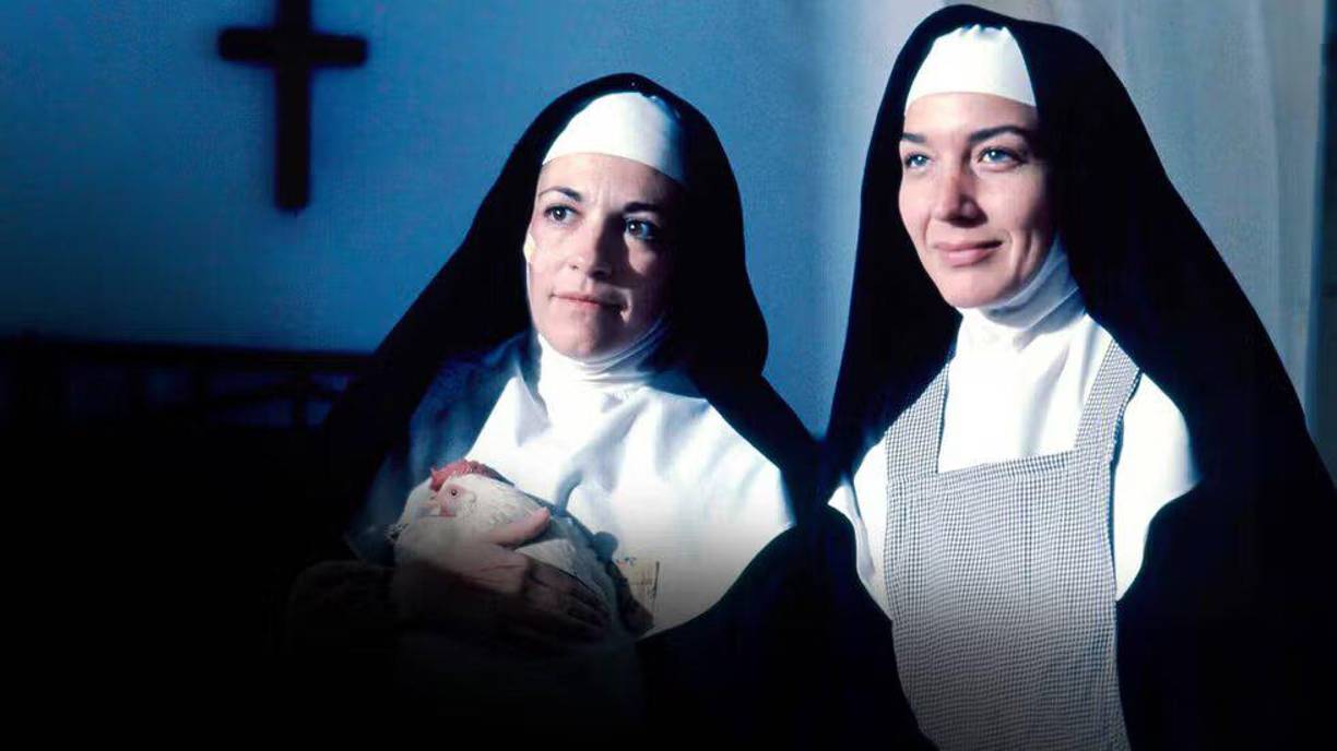 ‘Entre tinieblas’ (Pedro Almodóvar, 1983): Marisa Paredes dio vida a la irreverente Sor Estiércol. Esta fue su primera colaboración con Almodóvar. Yolanda Bell, joven cantante de boleros, se refugia en un convento tras la muerte de su amigo Jorge por sobredosis de heroína. Disponible en Netflix, MovieStar Plus y Netflix