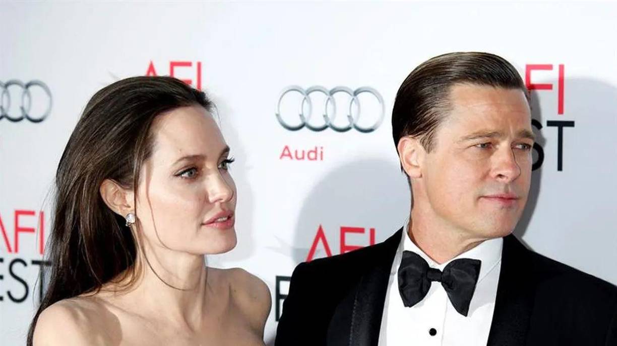 Cuando la enviada especial de las Naciones Unidas solicitó el divorcio días después del vuelo de 2016, insinuó que el incidente del avión tenía algo que ver con la separación. “Angelina Jolie Pitt ha solicitado la disolución del matrimonio”, dijo entonces a la misma publicación un representante del cineasta. “Esta decisión se ha tomado por la salud de la familia”.