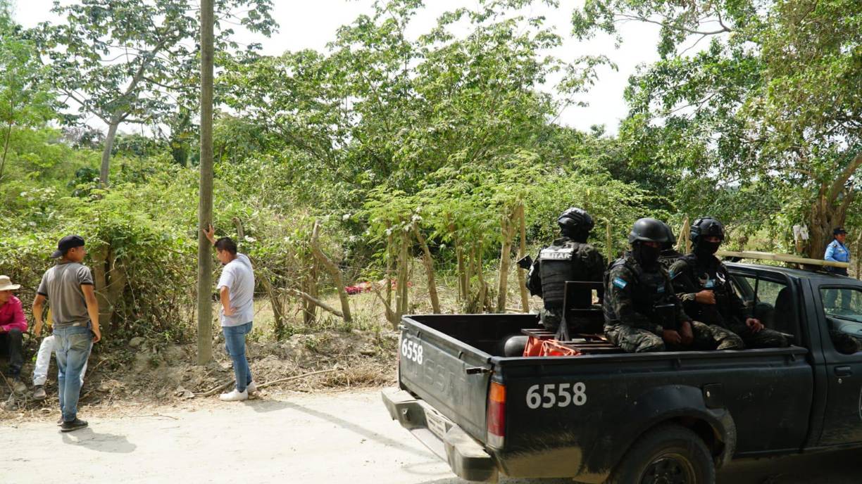Familiares y conocidos del ahora occiso llegaron hasta el lugar del hallazgo para reconocer el cadáver. 