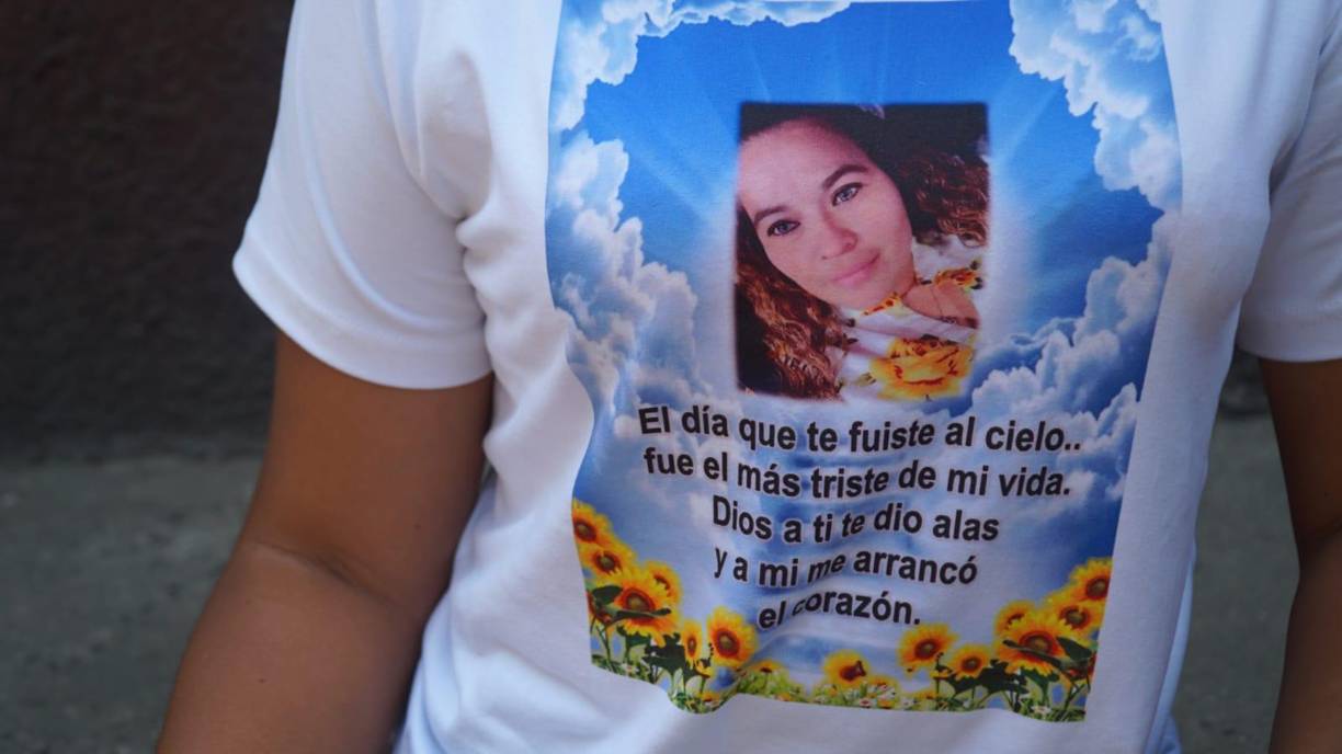 La madre y el hermano de Obdulia Molina Rivera llegaron ayer, miércoles, hasta la terminal de carga del aeropuerto Ramón Villeda Morales de La Lima, Cortés, para retirar los restos mortales de la mujer.