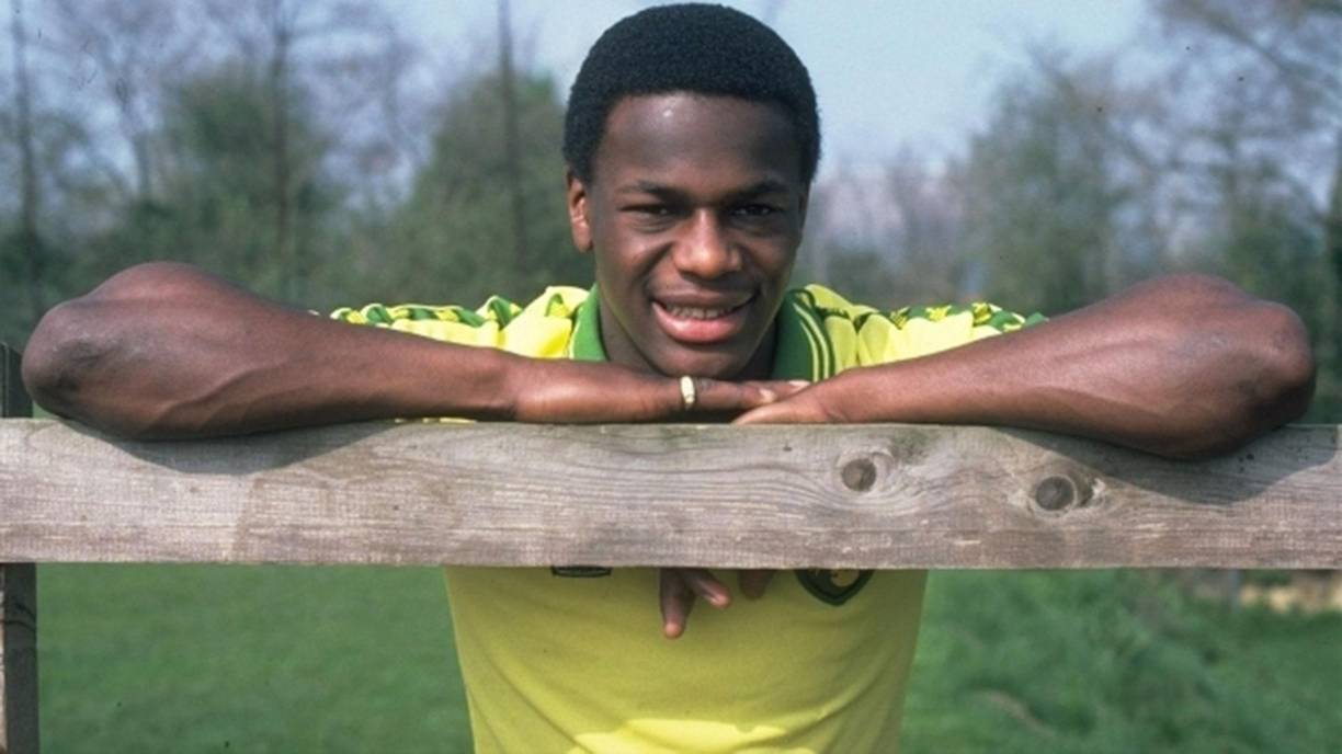 Justin Fashanu - El jugador inglés, que se desempeñó como delantero de 1978 a mediados de los noventa y a pesar de ser un delantero cumplidor con cierta fama, es más recordado por ser el primer profesional en declararse gay abiertamente, sin embargo, tuvo trágico final.