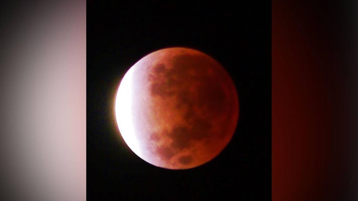 El eclipse lunar parcial más largo en casi 600 años tuvo lugar en la madrugada de este viernes 19 de noviembre y se vio en casi toda América Latina y Norteamérica. El espectáculo natural fascinó a los amantes de este tipo de eventos. 