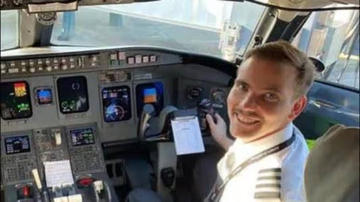 Otro de los dos pilotos que murieron fue identificado como el primer oficial Samuel Lilley, de 28 años. 