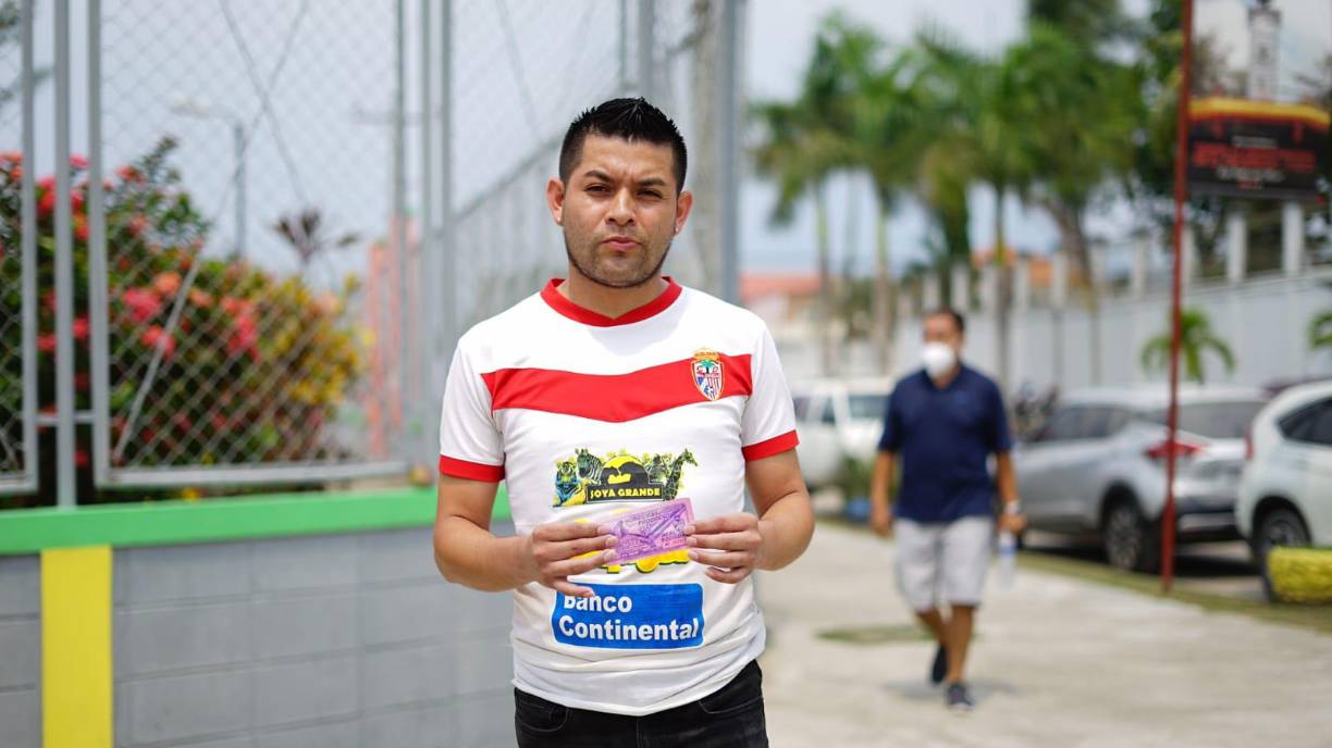 Los aficionados del Real Sociedad no se quedaron atrás y también llegan al Micheletti para lograr remontar el resultado.