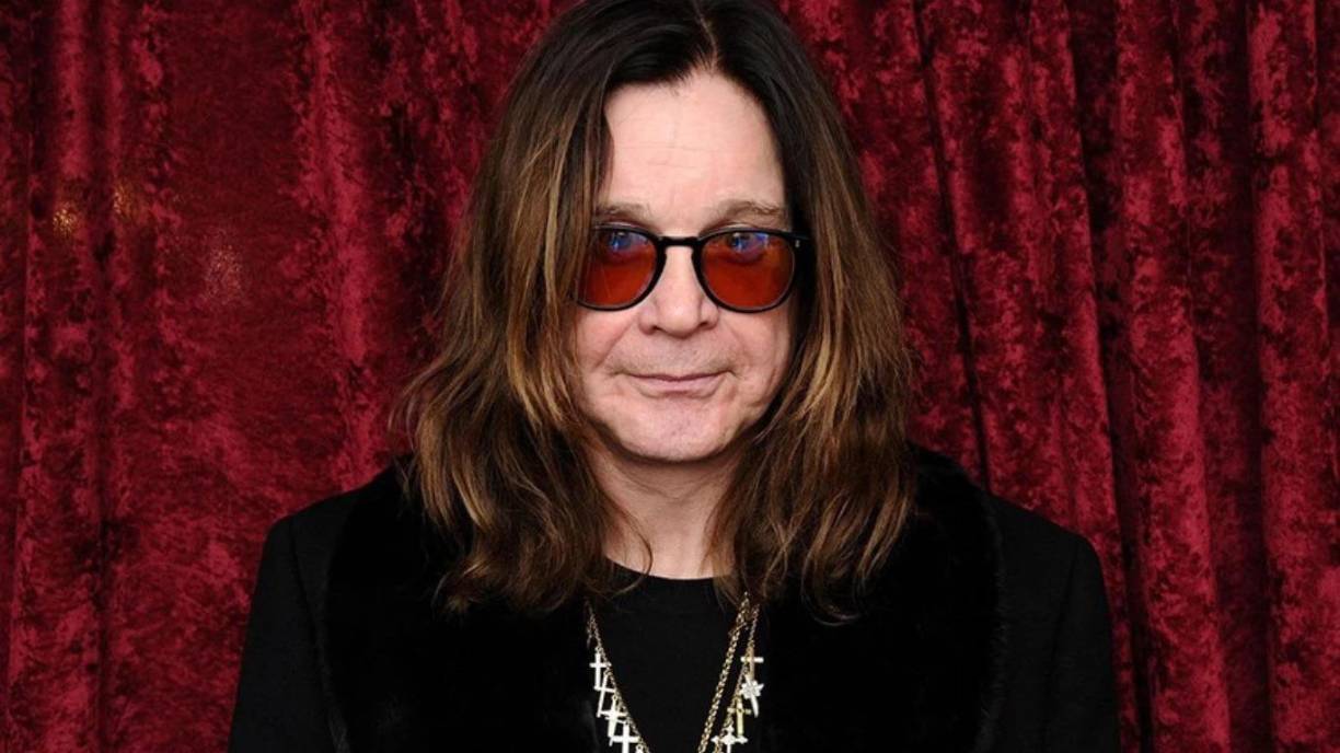 John Michael Osbourne, más conocido dentro del mundo artístico como Ozzy Osbourne, es un afamado músico y compositor británico, saltó al estrellato por ser el vocalista de la banda de rock Black Sabbath y, posteriormente, como solista.