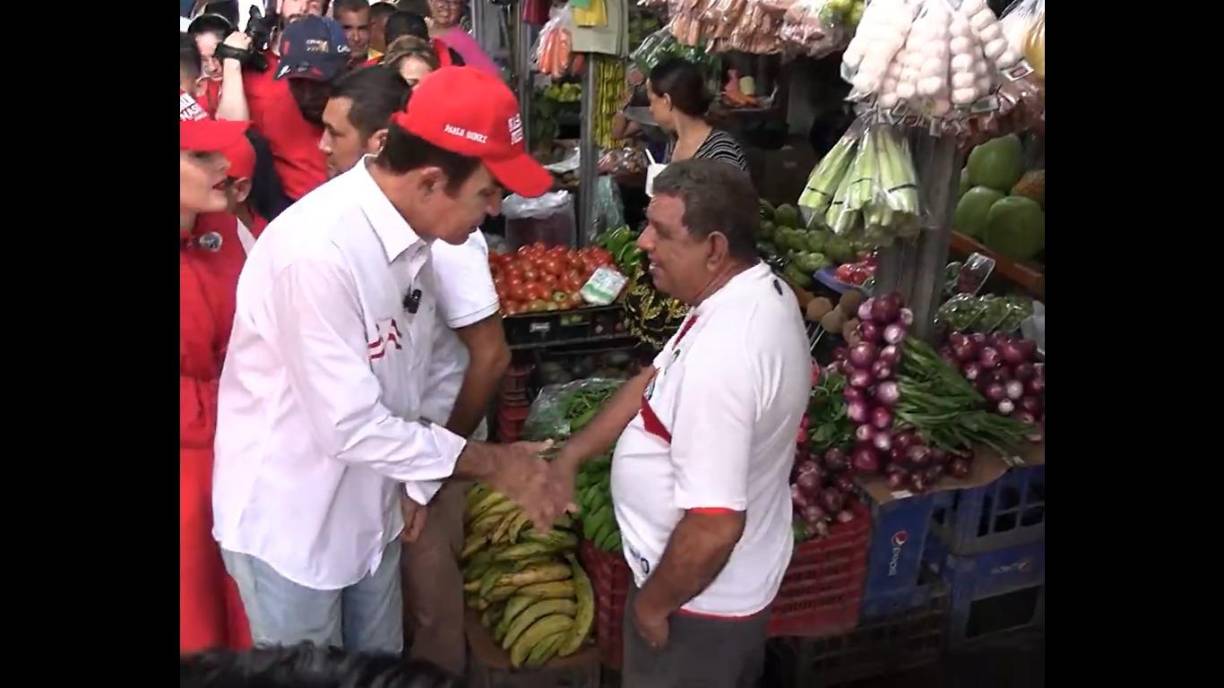 Nasralla estuvo entrevistando a los locatarios sobre los precios de las verduras.