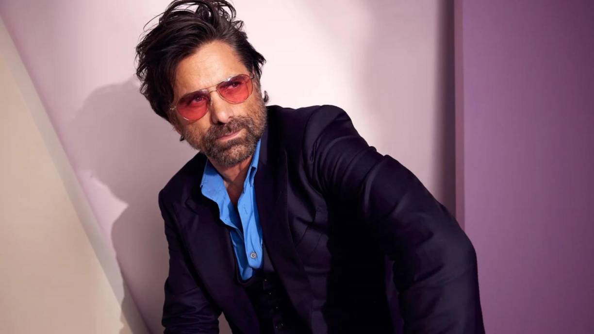 En una conversación con la revista “People”, John Stamos dio más detalles sobre un extracto de sus próximas memorias “If You Would Have Told Me”, en el que reflexiona sobre el abuso que sufrió cuando era niño por parte de una niñera.