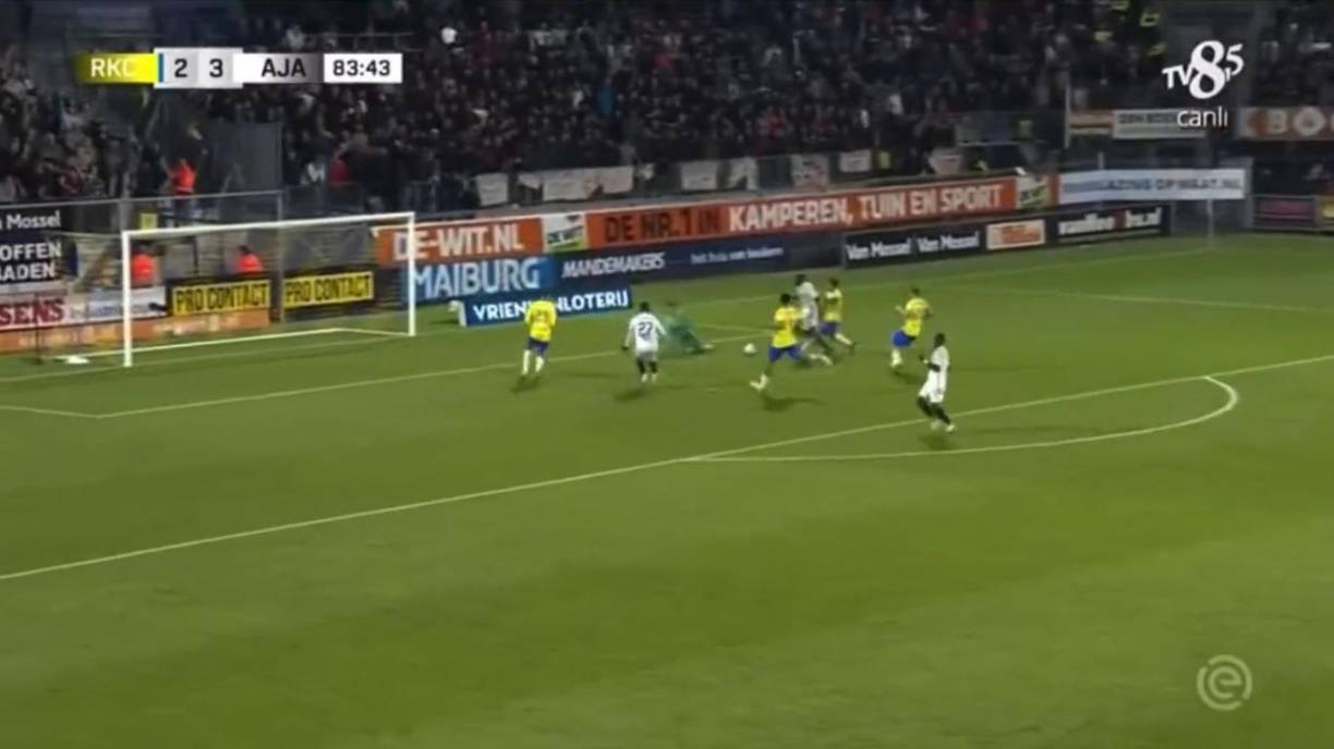 Después de una jugada por parte del Ajax, Vaessen se desplomó, después de un choque con el atacante visitante Brian Brobbey, y según las imágenes de televisión parecía inconsciente.