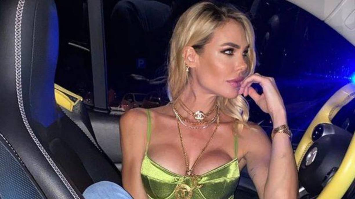 Los medios señalan que Blasi no quería que afectara a su trabajo como presentadora del programa “La isola dei famosi”, que terminó el pasado 27 de junio en Mediaset.