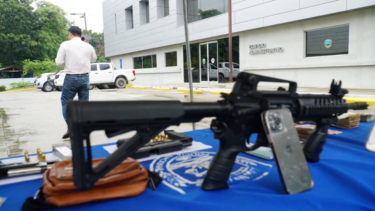 Ambos son cobradores de oficio y Eduardo Noe Quintanilla Amador (21) es guardaespaldas. 