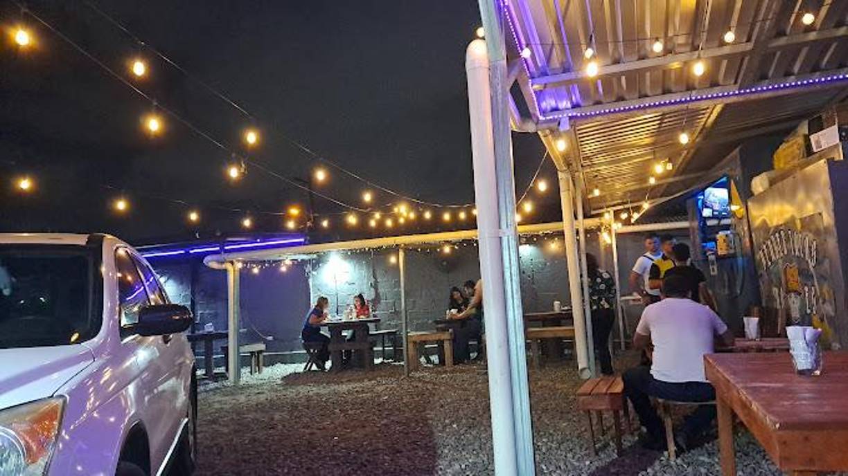 Tacos Ta Chido - Una opción al aire libre, amplio parqueo y exquisito toque mexicano lo hacen ideal como rincón para divagarse y satisfacer antojos gastronómicos. Se encuentra en Villas del Sol, cerca de la Universidad Nacional Autónoma de Honduras en el Valle de Sula (UNAH Cortés). 