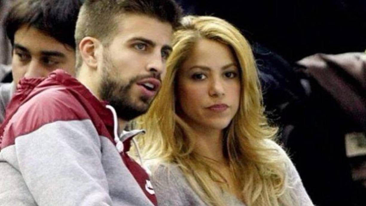 La cantante colombiana Shakira de 45 años sigue en medio de las negociaciones con su ex pareja Gerard Piqué por la tenencia de sus hijos Milán y Sasha tras el divorcio. La artista sigue con la idea de irse a vivir a Miami y quiere llevarse con ella a los niños y a sus padres que siempre la siguen en sus residencias.