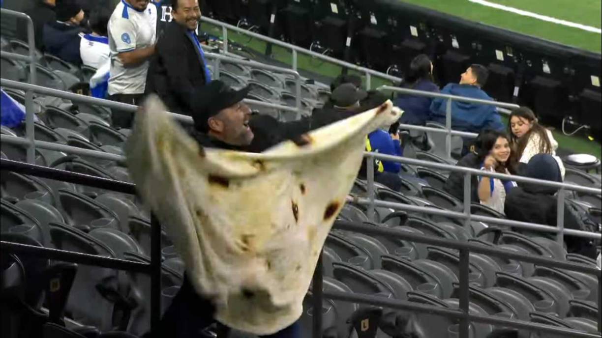 El aficionado catracho y su enorme baleada fue vitoreado por sus compatriotas.