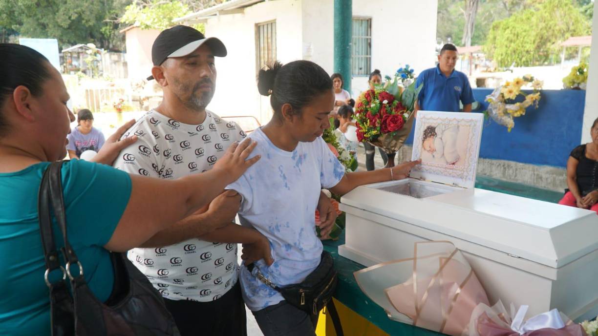 Familiares se mostraron consternados por la trágica muerte de la menor. 