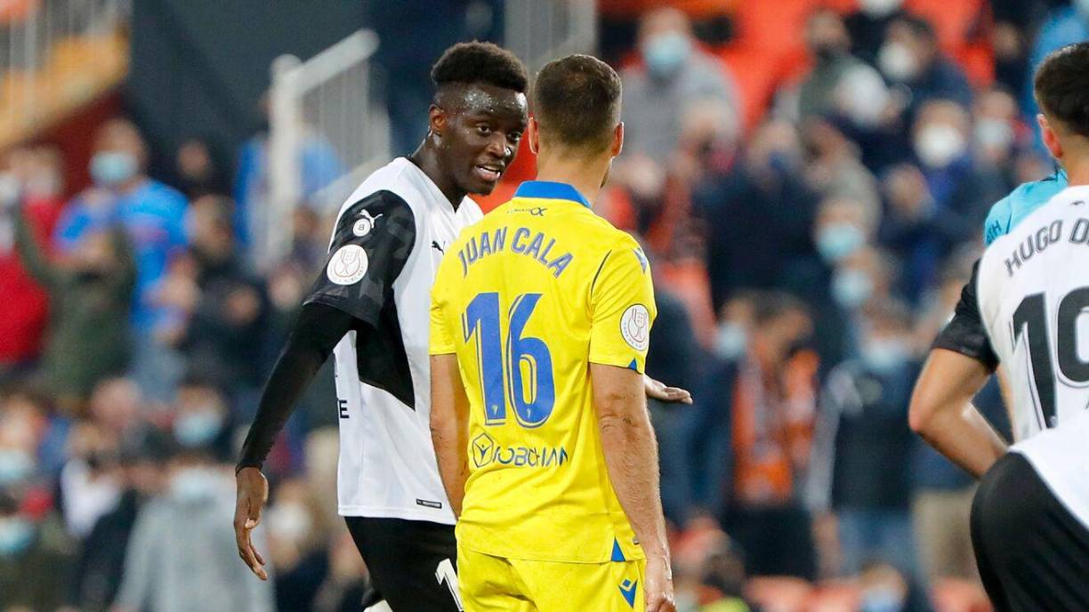 Desde entonces, los piques entre Cala -que sentía que se le había acusado y puesto bajo sospecha sin pruebas- y Diakhaby se han enzarzado en disputas sobre el terreno de juego y también en las redes sociales.