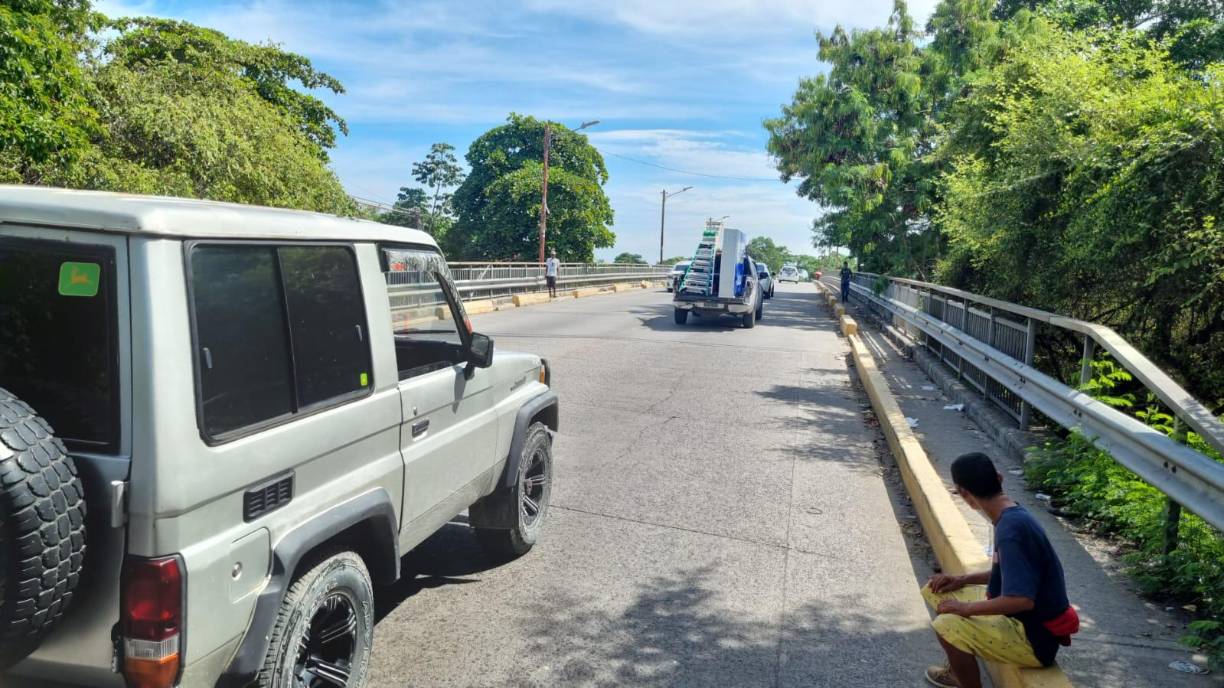 El puente Reino de Suecia fue inaugurado un 3 de noviembre del año 2000. Dicho puente construido sobre el río Cangrejal, conecta con las colonias del sector este de La Ceiba. 