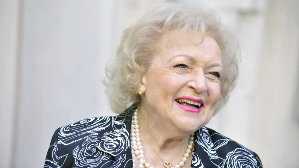 La actriz Betty White murió el 31 de diciembre, menos de tres semanas antes de cumplir 100 años. La famosa sufrió un derrame cerebral seis días antes de su fallecimiento, según su certificado de defunción.