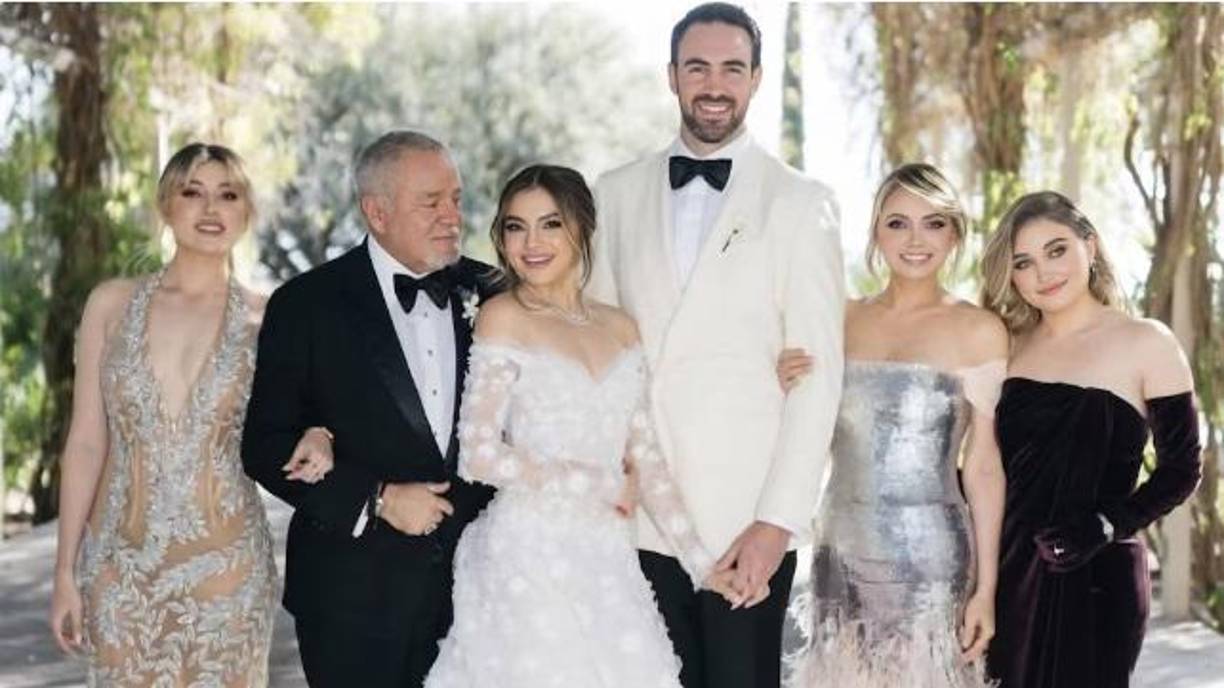 La actriz Sofía Castro, hija de la reconocida actriz Angélica Rivera y el famoso productor de telenovelas mexicanas, José Alberto “El Güero” Castro, realizó su boda eclesiástica ayer sábado 30 de noviembre. El evento, celebrado en San Miguel de Allende, se perfiló como uno de los más lujosos del año.