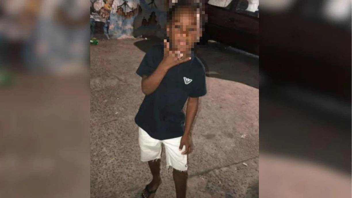 Según el testimonio de uno de los menores, una mujer en moto se detuvo y les ofreció dulces.