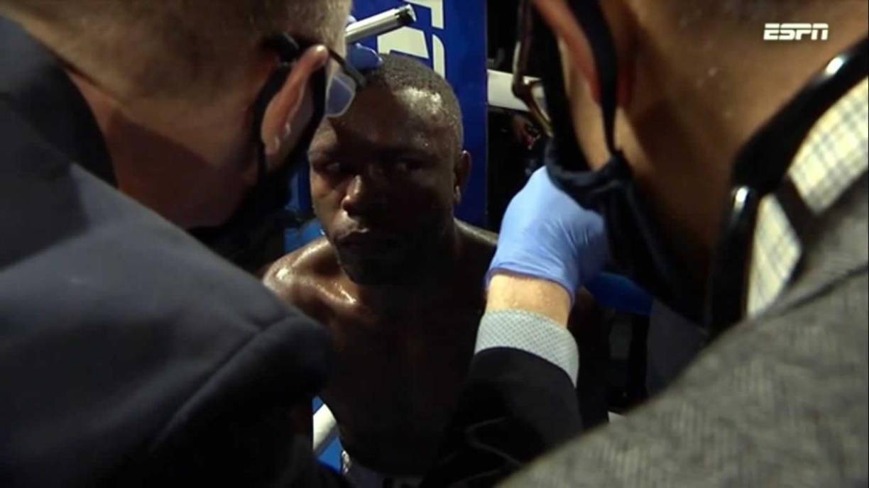 Cuando iban por el sexto round el hondureño ya lucía evidentemente muy golpeado. El catracho no la pasó mal ante el puertorriqueño Henry Lebrón.