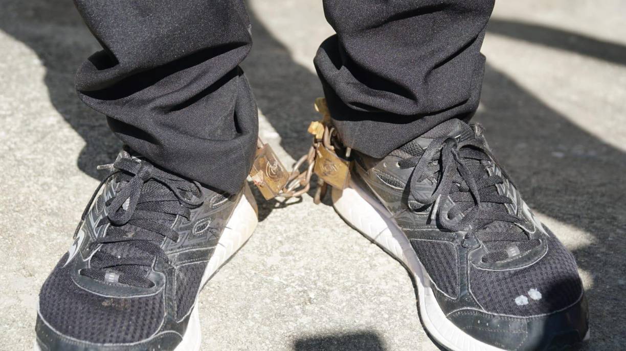 ”Yo quiero que me quiten las cadenas. Hay dos cuartos”, dijo José Manuel mientras la madre decía que no podía porque temía por su vida”.