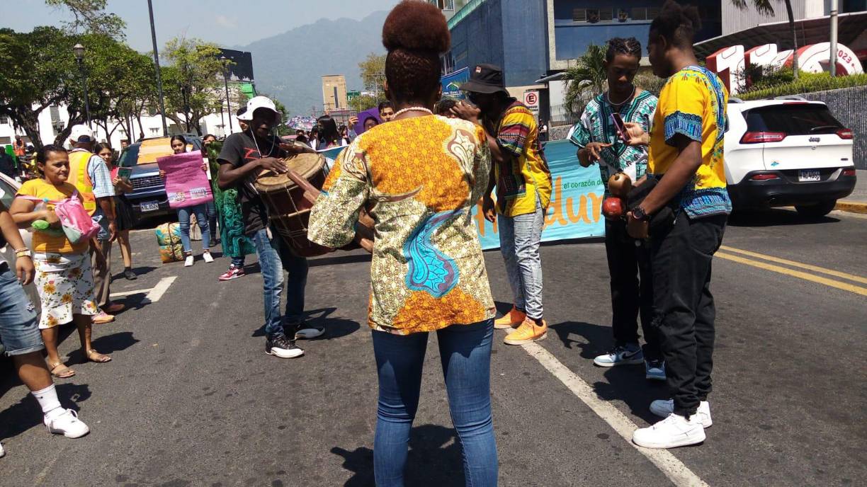 Los garífunas son un grupo étnico que vive en varias partes de Centroamérica, incluyendo Honduras. Se estima que en Honduras hay alrededor de 100,000 garífunas que viven en comunidades ubicadas principalmente en la costa del Caribe.