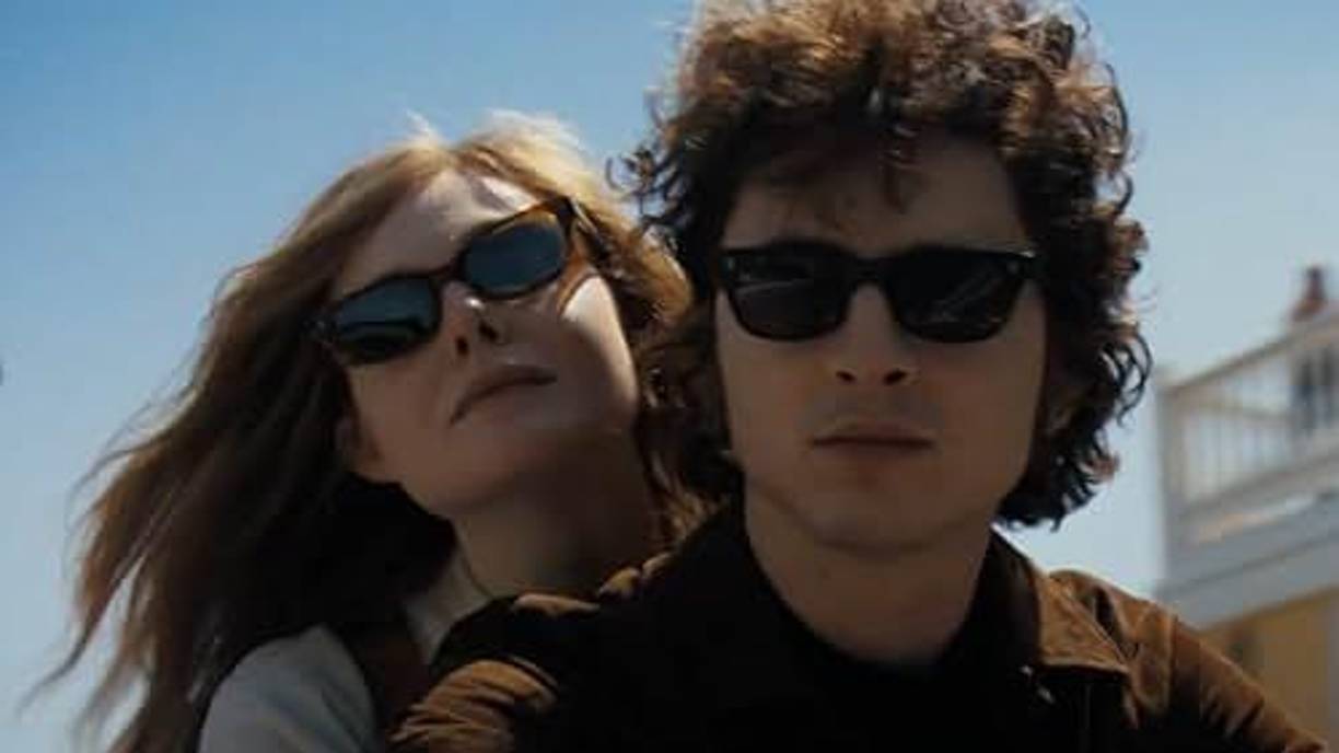 También sobre un personaje real, en este caso Bob Dylan, es ‘A Complete Unknown’, una cinta en la que Timothée Chalamet se transforma en el icónico cantautor cuando apenas tenía 19 años, estaba recién llegado a Nueva York e inicia un triángulo amoroso con Joan Baez (Monica Barbaro) y Sylvie Russo (Elle Fanning) -una versión ficticia de Suze Rotolo-.