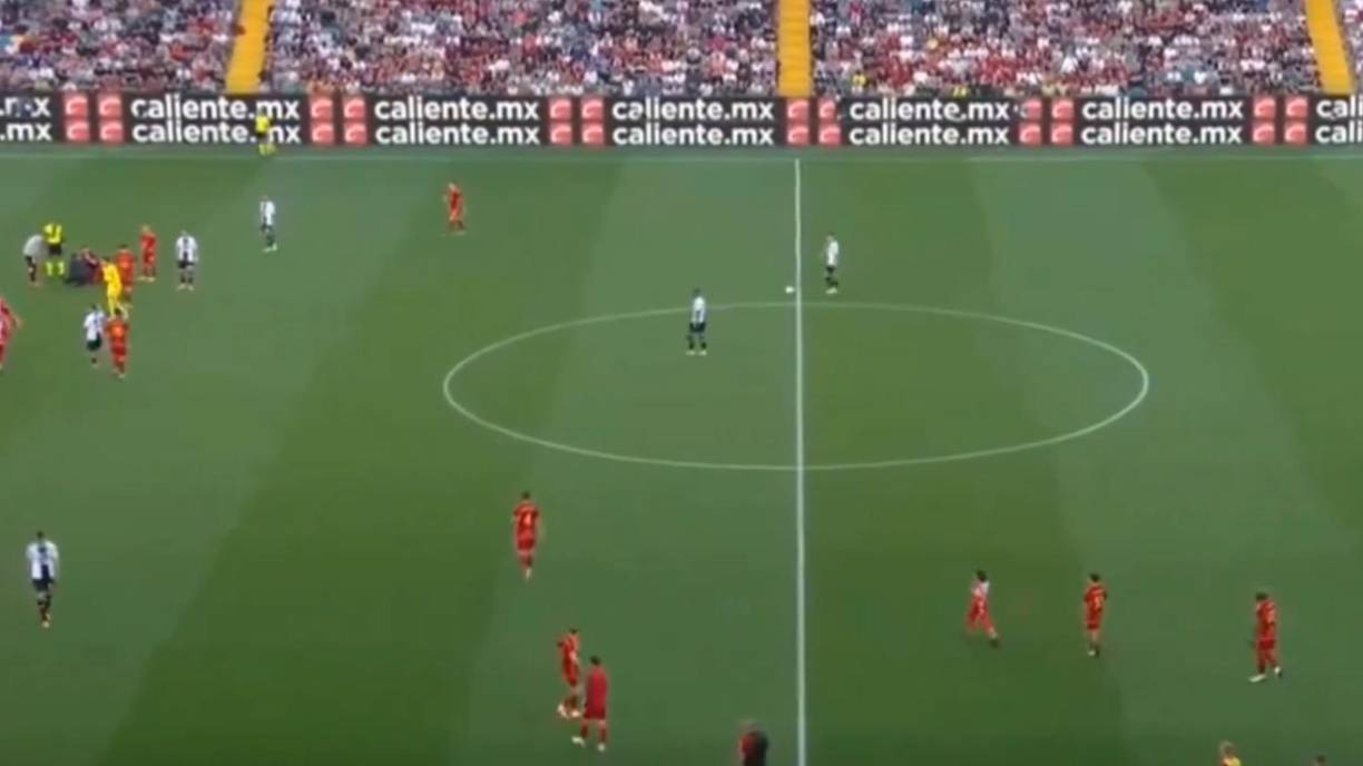 Rápidamente, tanto el colegiado como Daniele De Rossi, entrenador del Roma, llamaron a las asistencias médicas con urgencias, que entraron también con el desfribilador.