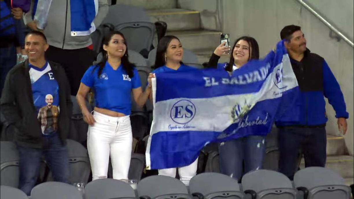 Los aficionados salvadoreños también pusieron el ambiente en las graderías del estadio de California.