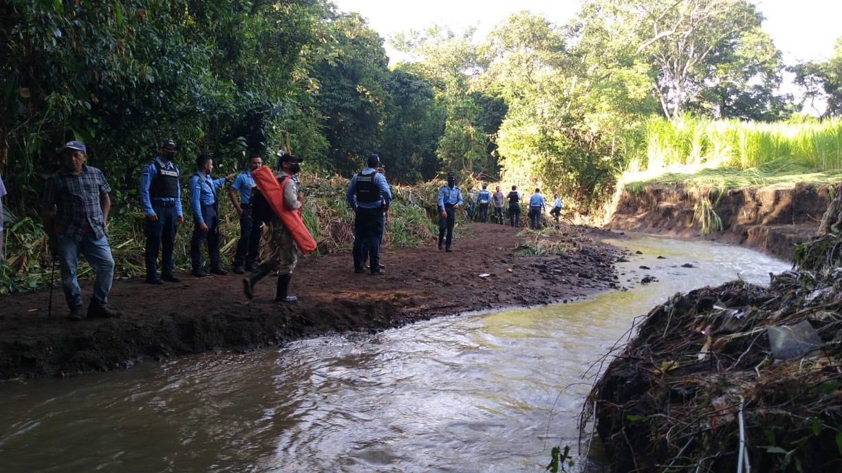 Policía Nacional, Bomberos y pobladores se sumaron a las labores de búsqueda hasta encontrar los cadáveres de los ahora fallecidos. 