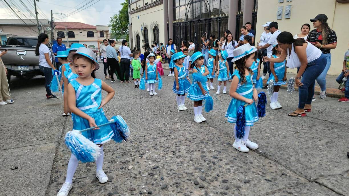 En cada cuadro, se podían apreciar representaciones de palillonas, héroes nacionales, pomponeras y bandas musicales, demostrando el compromiso de los niños por honrar la historia y la cultura de Honduras.