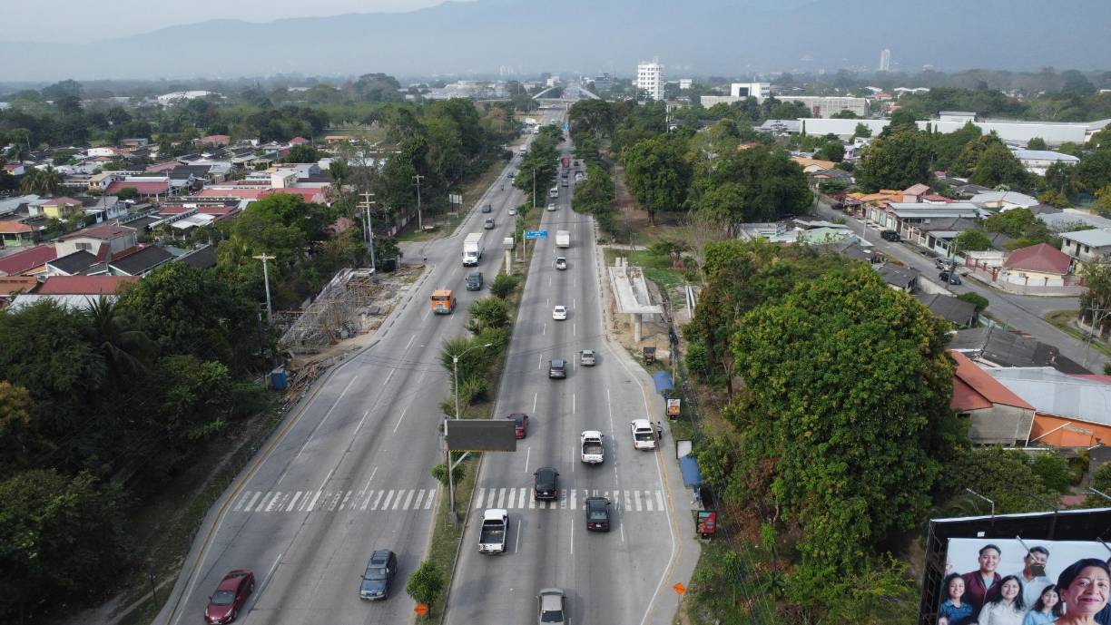 Actualmente Siglo 21 está construyendo un puente peatonal en el bulevar del norte a la altura de la entrada a la Fesitranh.