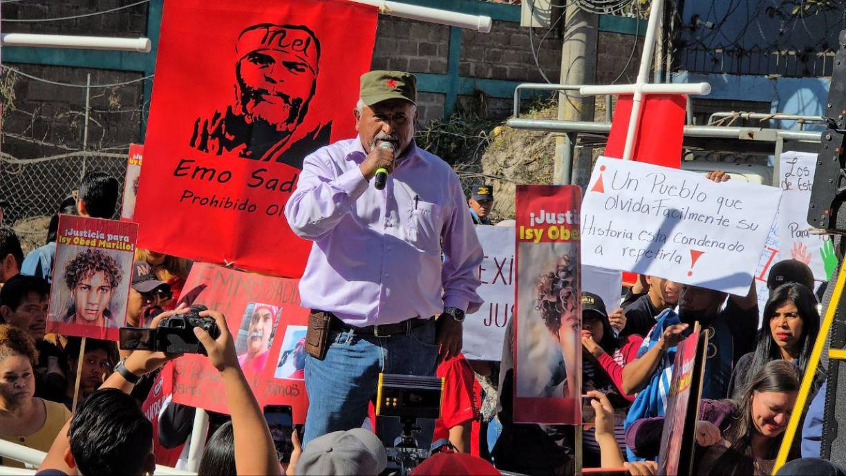 La audiencia está programada para las 8:30 de la mañana, pero los exjefes militares llegaron desde las 7:00 de la mañana.