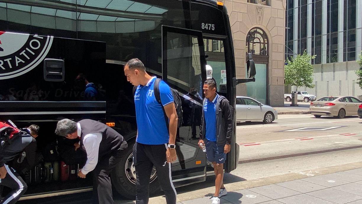 Devron García, futbolista que se metió a última hora en el listado final, dio declaraciones de su llegada: ”Estamos contentos de estar acá, ahora a pensar en México, que es el primer partido”.