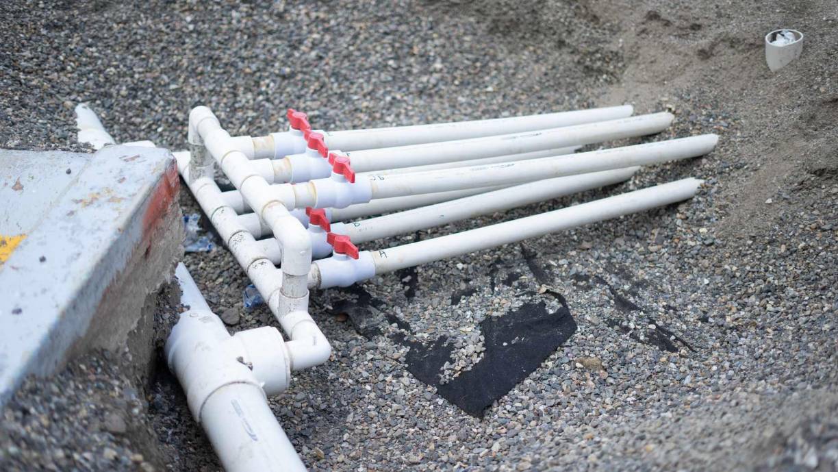 Para que los trabajos correspondientes se pongan nuevamente en marcha se necesita una máquina láser que se encargará de darle una nivelación óptima al terreno donde irá sembrada la grama híbrida.