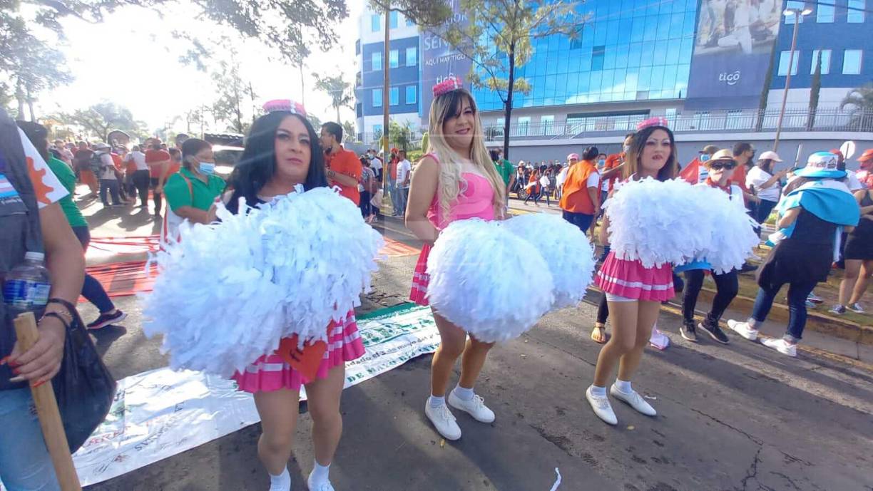 Tres pomponeras de la comunidad LGTBI+ realizan varios movimientos frente al lente de Diario LA PRENSA. 