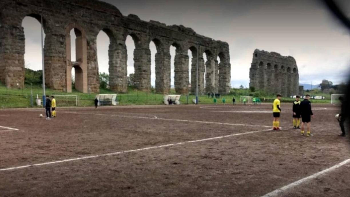 El Campo Gerini se ubica en Roma y es un terreno de juego junto al acueducto de la Ciudad Eterna.