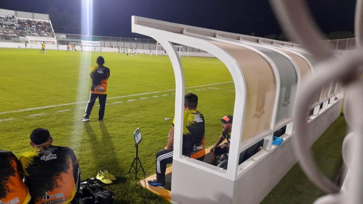 El Génesis está al tanto de la tecnología y así se evidenció en la final de ida. Estaban con una pantalla revisando cada una de las acciones. 