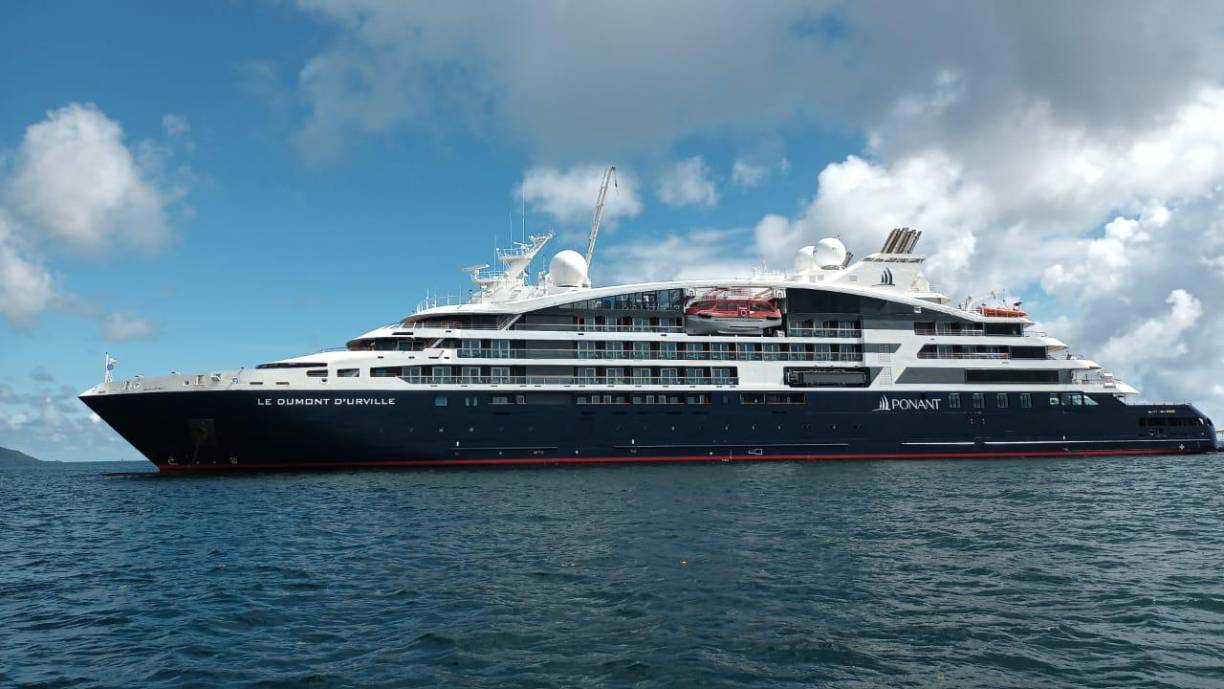 El crucero Le Dumont D’ Urville atracó en alta mar luego los pasajeros bajaron en pequeñas embarcaciones hacia los sitios turísticos. 