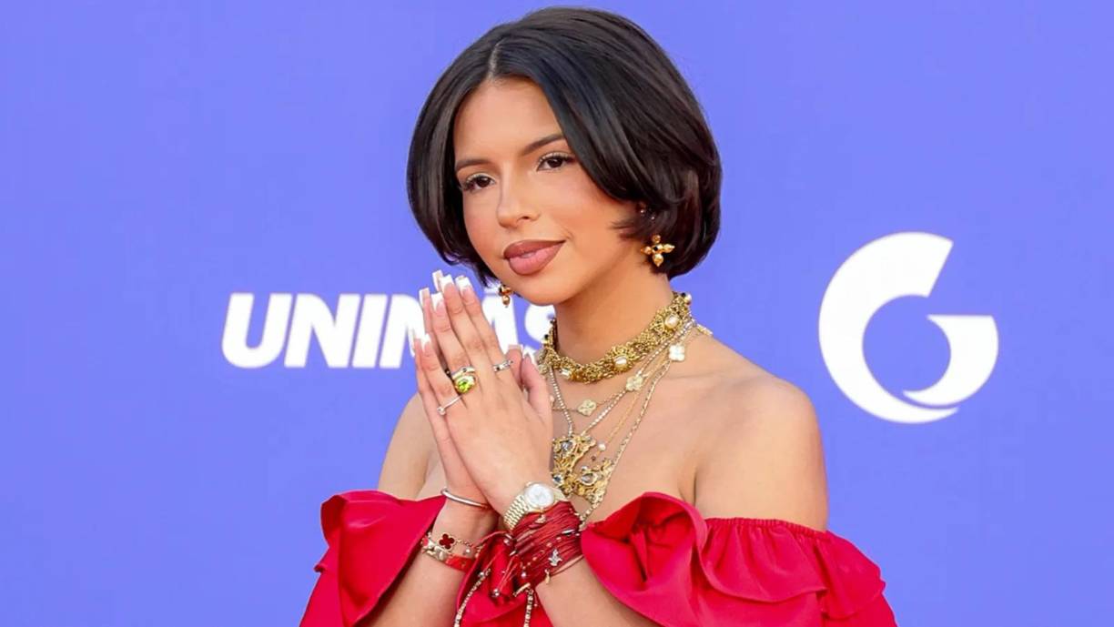 A pesar de que miles de usuarios pidieron que se le sea retirado el reconocimiento de ‘Mujer del Año’ juntando firmas en Change.Org, la noche del 13 de noviembre, la joven cantante recibió el polémico premio. El reconocimiento que le fue entregado fue en la categoría del Regional Music Award. Aguilar expuso un emotivo discurso para recibirlo: