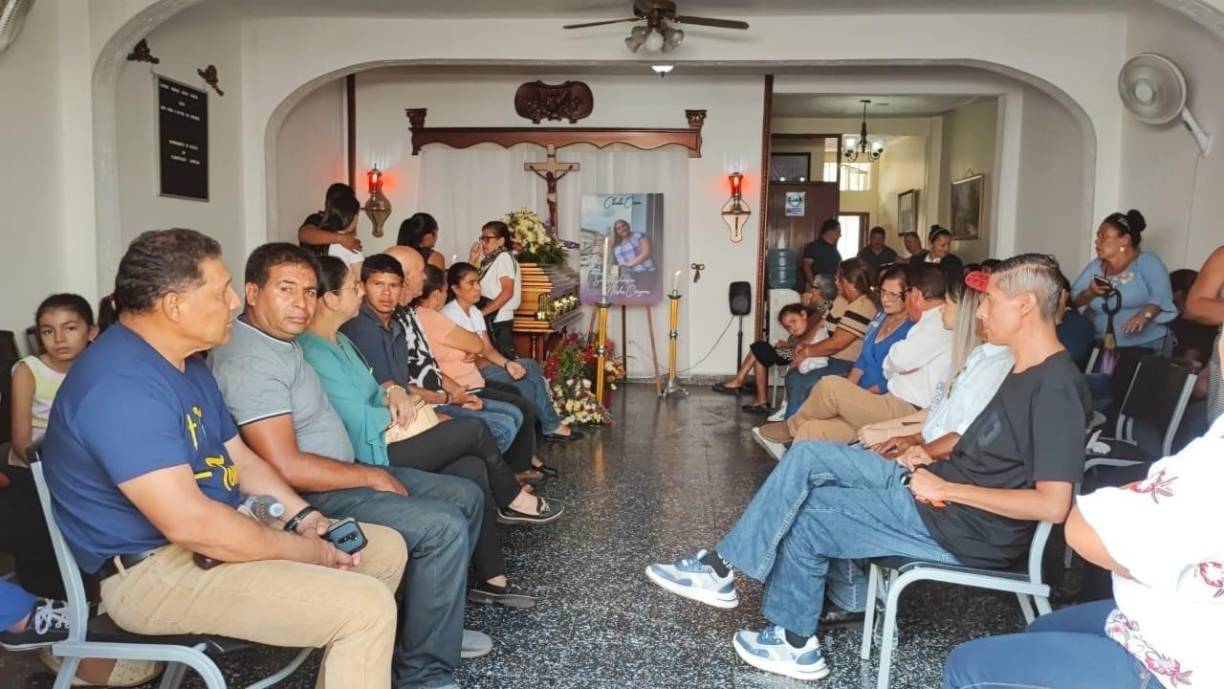 El accidente del microbús en el sector conocido como El Chibolero, jurisdicción de la aldea San Rafael, municipio de Atima, en Santa Bárbara, marcó a la comunidad al dejar cuatro personas muertas y al menos nueve heridos de gravedad.